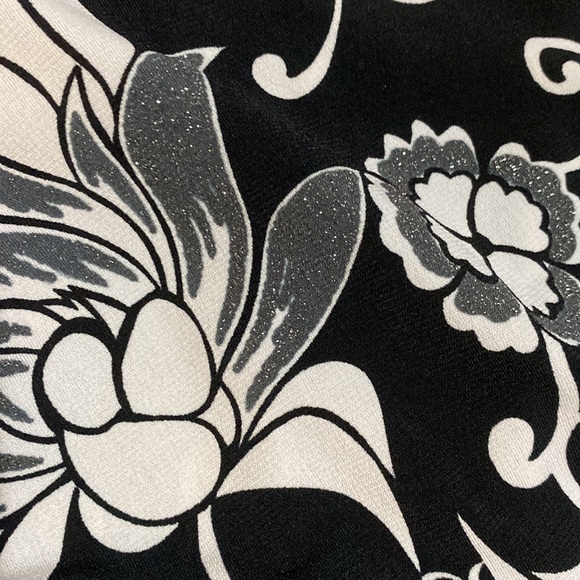 Black & white floral wrap top with some silver shimmer - Picture 6 of 6